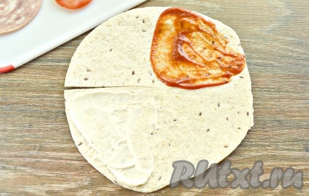 Сектор возле разреза смазываем майонезом, а противоположный - томатным соусом (или кетчупом).