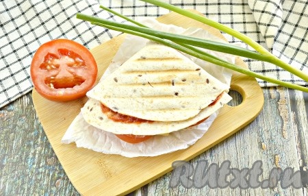 Я сделала одну порцию. Получилось очень сытно и вкусно! Приготовьте такие горячие сэндвичи из тортильи с ветчиной, помидорами и сыром. Их можно кушать сразу горячими, но они не менее вкусны и в остывшем виде.