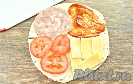 На смазанную майонезом четвертинку кладём помидоры, рядом располагаем ломтики сыра, часть с соусом пропускаем, а на оставшуюся свободную часть помещаем ломтик ветчины.