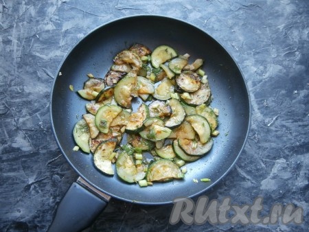 Перемешать и прогреть, помешивая, на небольшом огне минуты 3.