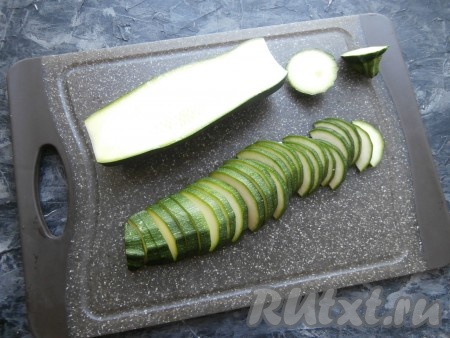 Молодой цукини нарезать полукружочками толщиной около 0,5 см (у цукини, который я готовила, была тонкая кожура, поэтому я кожуру не срезала).