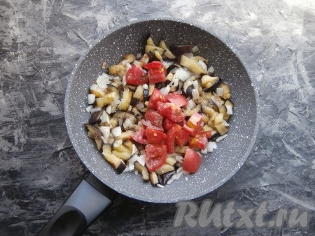 Перемешать овощи, обжаривать минут 5, иногда перемешивая, затем добавить помидоры, нарезанные небольшими кубиками, всыпать по вкусу соль, поперчить.