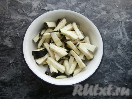 Баклажаны нарезать брусочками, посолить и оставить минут на 15-20. Чеснок и лук очистить.