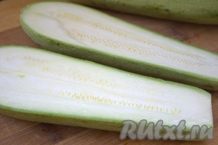 Кабачок вымыть (с молодых кабачков шкурку можно не снимать). Срезать плодоножку и разрезать кабачок вдоль на две части.