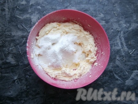 Взбить сметану миксером на низкой скорости в течение 2-3 минут, затем добавить ванильный сахар, сахарную пудру и, по желанию, пару капель ароматизатора.