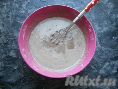 Перемешать венчиком, добавить соду, погашенную соком лимона (или уксусом), и сразу тонкой струйкой влить кипяток, тщательно перемешивая тесто венчиком.