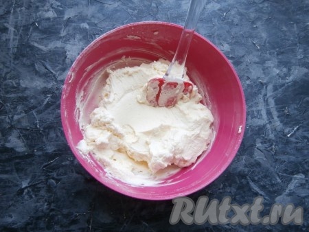 Далее взбивать сметанный крем на высокой скорости миксера до пышности и гладкости. Мне для этого понадобилось около 1-2 минут.