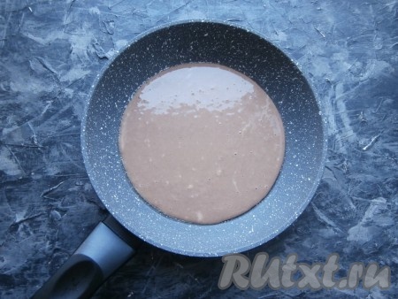 Сковороду (я готовила на сковороде диаметром 20 см) чуть смазать растительным маслом, разогреть и влить 1-1,5 половника теста, распределяя его равномерно по всему дну сковороды.