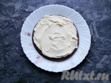 Сметанный крем охладить в холодильнике хотя бы 30 минут, а затем смазать им остывшие коржи, выкладывая их один на другой, формируя тортик.