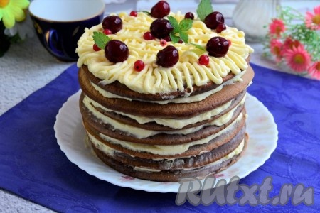 Верхний корж также смазать кремом, украсить (я украсила вишней, ягодами смородины и листиками мяты). Очень нежный, вкусный, мягкий шоколадный торт со сметанным кремом, приготовленный на сковороде, поместить в холодильник часа на 2-3.