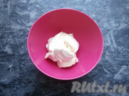 Коржи для торта полностью остудить, а пока они остывают, приготовить крем. Я готовила крем из домашней сметаны, которую нужно выложить в миску.