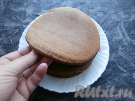 Таким же образом приготовить все коржи (у меня получилось 7 штук). Они получаются очень нежными, достаточно пышными.