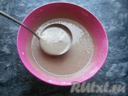 В сковороду вливать тесто лучше половником.