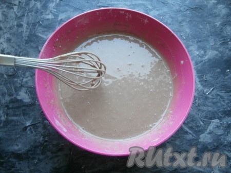 Шоколадное тесто получится достаточно жидким, чуть гуще, чем для блинов.