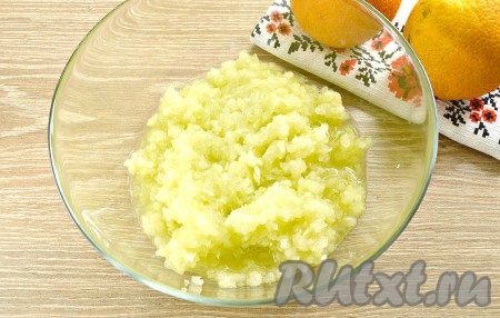 Устанавливаем на мясорубке среднюю решётку и перекручиваем кусочки кабачков. Получается вот такая кабачковая масса. Мясорубку не убираем, она нам ещё понадобится для перекручивания апельсинов.