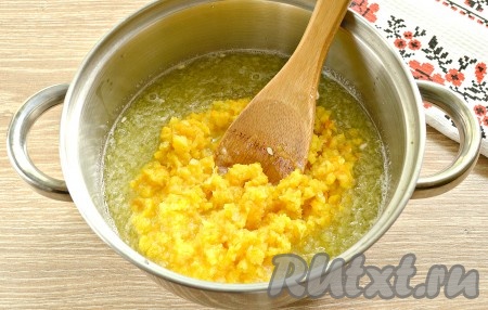 В кастрюле соединяем сладкую кабачковую массу с апельсиновым пюре, перемешиваем.