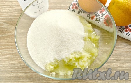 К кабачкам, пропущенным через мясорубку, всыпаем сахар.