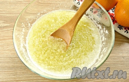 Перемешиваем и оставляем в таком виде кабачковую массу на 1 час. За это время 3-4 раза массу перемешиваем.