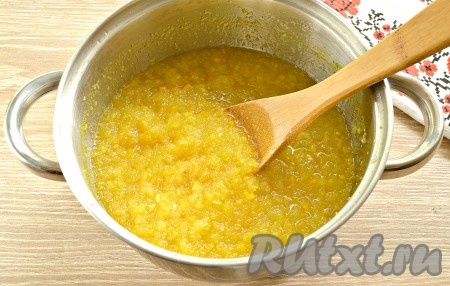 На среднем огне, помешивая, доводим содержимое кастрюли до кипения. Делаем огонь минимальным и варим кабачковое варенье с апельсином 30 минут, периодически перемешивая.