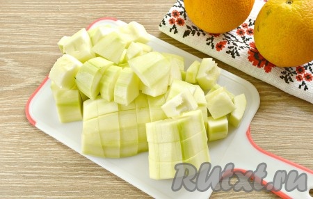 Очищаем от кожуры кабачок, удаляем сформировавшиеся семена. Взвешиваем очищенные кабачки. Для приготовления варенья нам потребуется 1 килограмм подготовленных кабачков. Нарезаем подготовленные кабачки на кусочки, удобные для дальнейшего измельчения в мясорубке.