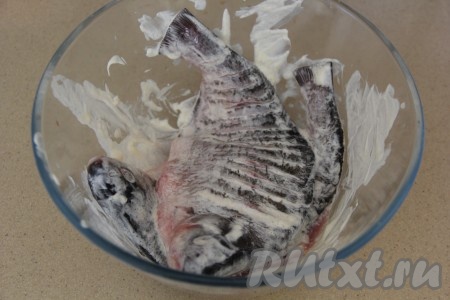 Обмазать рыбу майонезом со всех сторон и внутри. Оставить мариноваться на 30 минут.