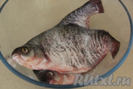 Натереть рыбу солью со всех сторон.