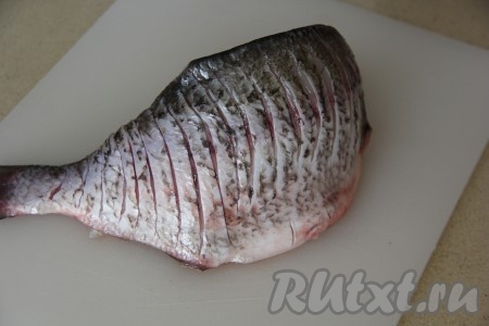 С помощью острого ножа сделать надрезы по всей поверхности леща с двух сторон. Лещ - рыба костлявая, а благодаря надрезам на рыбке мелкие косточки не будут чувствоваться после обжаривания на сковороде.