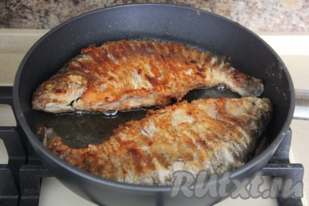 Жарить лещей с каждой стороны, примерно, по 5-7 минут на среднем огне.