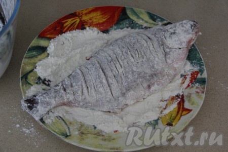 Обвалять леща в муке со всех сторон.