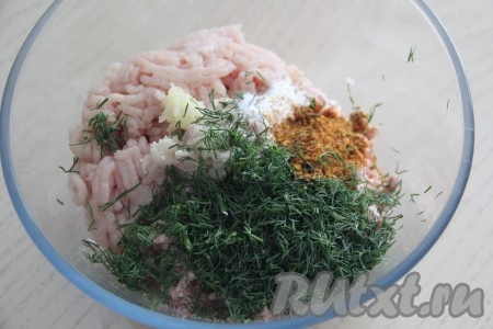 Добавить в фарш соль, мелко нарезанный укроп, специи и пропущенные через пресс зубчики чеснока.