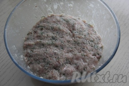 Хорошо вымесить фарш руками. Затем положить его в целлофановый пакет и несколько раз с силой, но без фанатизма, уронить его на стол (отбить о поверхность стола). Отбивание улучшает связующие свойства фарша и он лучше держит форму во время приготовления. Потом поместить фарш в холодильник на пару часов.