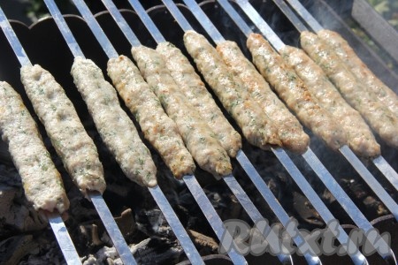 Выложить шампуры с люля-кебабами на мангал с горячими углями. Жарить без прямого огня на седых углях, часто переворачивая шампуры, до золотистого цвета. Готовность куриного люля-кебаба можно проверить, разрезав его, -  в разрезе готового люля должен выделяться только прозрачный сок (без примесей крови).