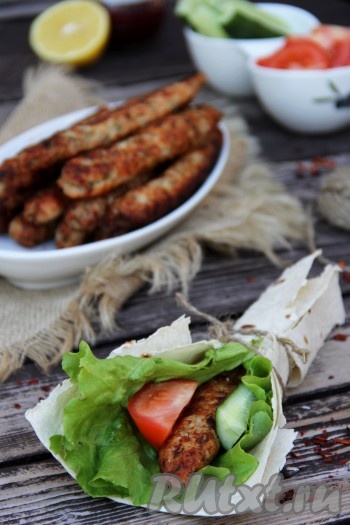 Снять с шампуров и подать к столу. Приготовьте вкусные, ароматные, сочные люля-кебабы из курицы на мангале и вы будете приятно удивлены, насколько быстро они будут съедены!