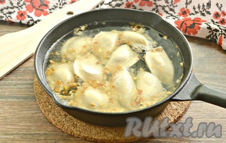 Полностью заливаем пельмени очень горячей кипячёной водой, сразу перемешиваем и доводим воду до кипения.