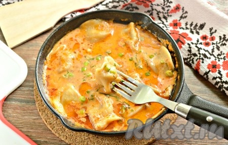 Сразу подаём вкусные, сочные, аппетитные пельмени, приготовленные в томатно-сметанном соусе, к столу. Это блюдо отлично насытит и внесёт приятное разнообразие в повседневное меню.