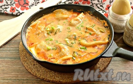 Сковороду накрываем крышкой и, уменьшив до минимума огонь, тушим пельмени в томатно-сметанном соусе 15 минут. Готовое блюдо посыпаем рубленной зеленью (у меня укроп и зелёный лук).