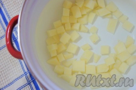Картофель нарезать мелким кубиком, тщательно промыть, добавить воду и поставить на огонь.