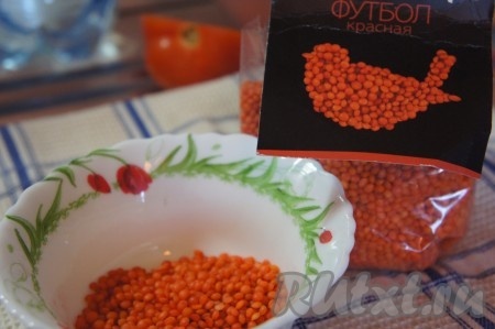 Через 5 минут после закипания воды с картофелем, добавить в кастрюлю красную чечевицу, перемешать и варить суп 5 минут.
