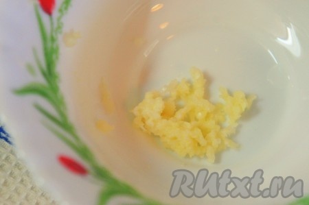 Чеснок пропустить через пресс. Добавить в суп.
