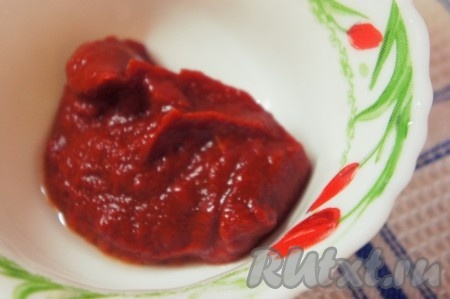 Добавить в овощной суп с чечевицей томатную пасту, сахарный песок, соль, специи и готовить ещё 5-7 минут на медленном огне.
