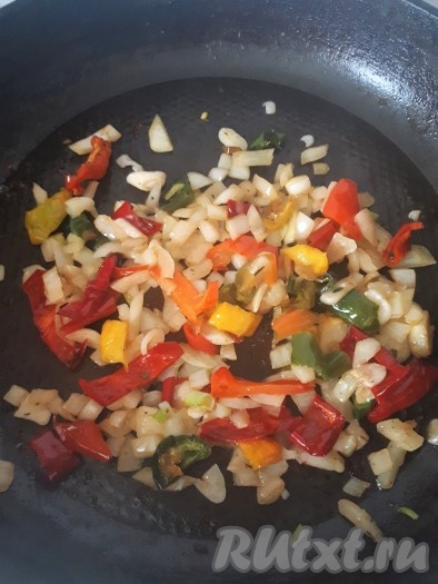 К обжаренному луку добавить кусочки болгарского перца, заранее очищенного от семян, и обжаривать в течение 5 минут.