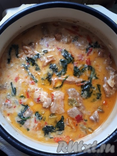 Филе индейки, тушёное с болгарским перцем и шпинатом, готово.
