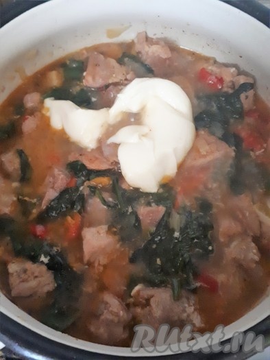 Добавить плавленый сыр, перемешать и потушить ещё пару минут, чтобы сыр полностью растворился.