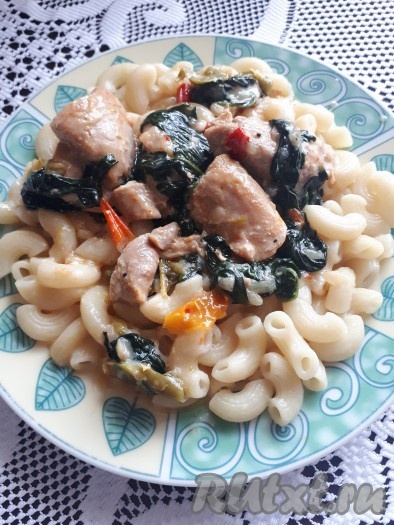 Подаём индейку, приготовленную со шпинатом и болгарским перцем, в горячем виде с любым гарниром. Я использовала в качестве гарнира макаронные изделия.