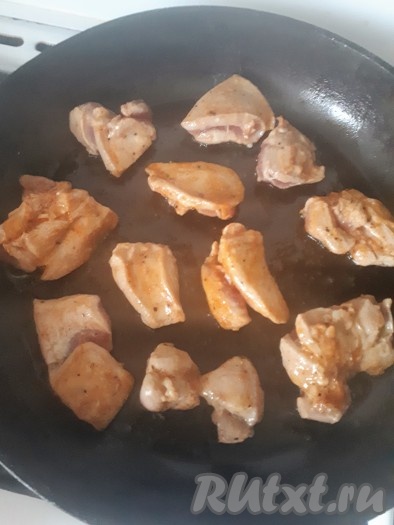 Обжарить филе индейки на раскалённом растительном масле на среднем огне с двух сторон до румяной корочки. Затем переложить мясо в посуду для тушения.