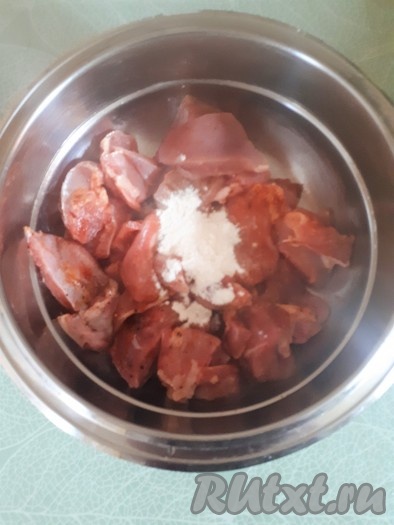 Перемешать мясо со специями, оставить на некоторое время промариноваться. Затем добавить муку и снова перемешать.