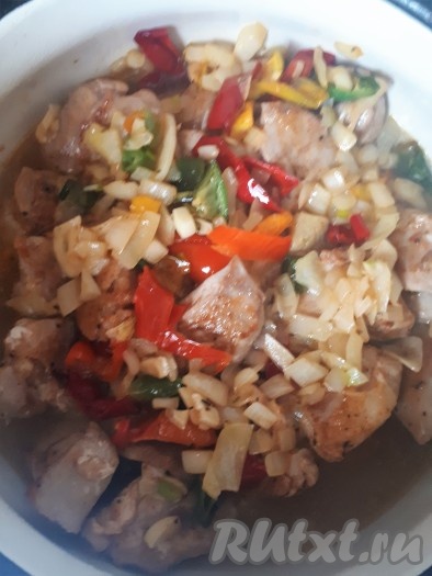 Добавить обжаренные овощи к филе индейки, влить, примерно, 200 мл воды (или бульона) и тушить на небольшом огне до мягкости мяса (минут 15-20).