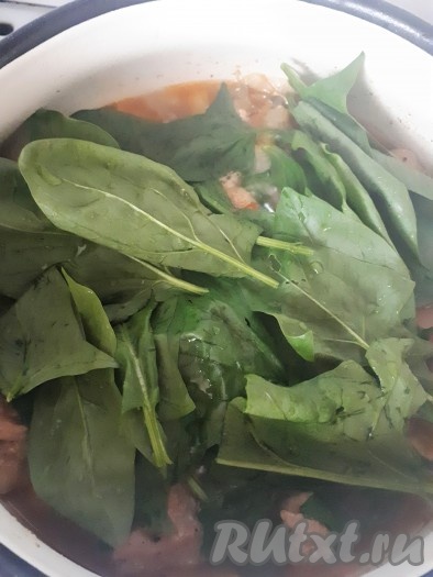 Добавить шпинат к мясу, вдавливая его в соус. Проварить 1-2 минуты, чтобы шпинат обмяк.

