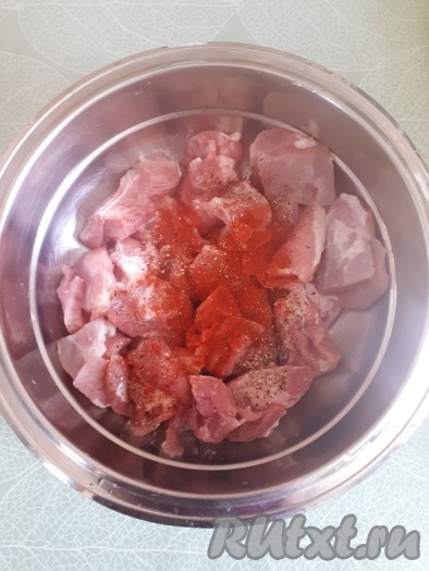 Филе индейки промыть, обсушить, а затем нарезать на небольшие кусочки, посыпать солью, паприкой и чёрным молотым перцем.