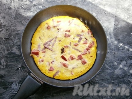 Залить яичной смесью готовый картофель с луком, накрыть сковороду крышкой и на самом слабом огне готовить испанский омлет минут 5-6 (верх блюда должен стать полностью сухим).